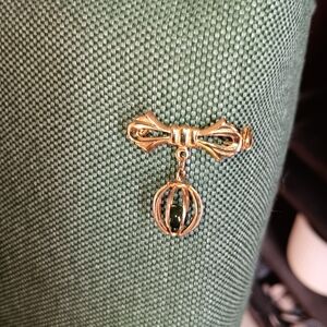 Vintage Vamp Romantic Bow Gold Tone Dangle Cage Brooch Jade